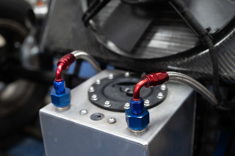 Fia Tank mit Dash anschlüssen mit einer Stahlfelxleitung