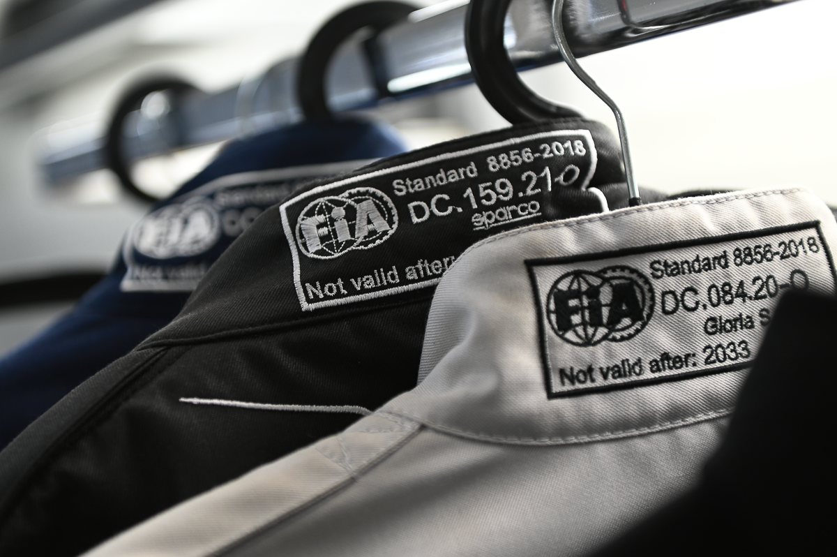 FIA-Homologation bei Rennsportkleidung – 8856-2000 vs. 8856-2018 verständlich erklärt