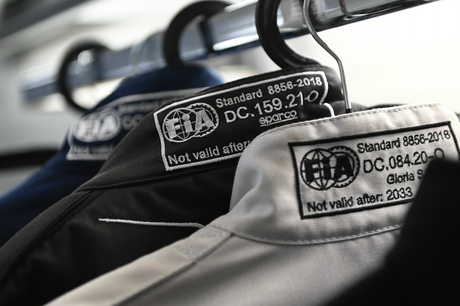 FIA-Homologation bei Rennsportkleidung – 8856-2000 vs. 8856-2018 verständlich erklärt