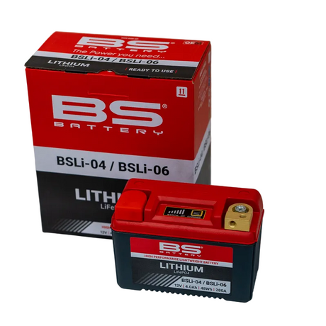 batterie vor weißem hintergrund