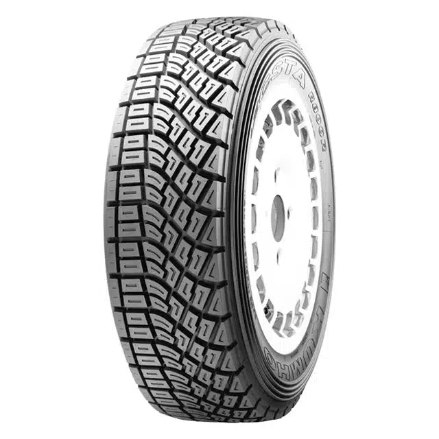 Kumho R800 195/65 R15 Profilansicht mit Felge auf neutralen Hintergrund