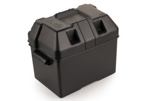 RRS Universal-Batteriebox aus dunklem Kunststoff mit aufgesetztem Deckel in schräger Ansicht